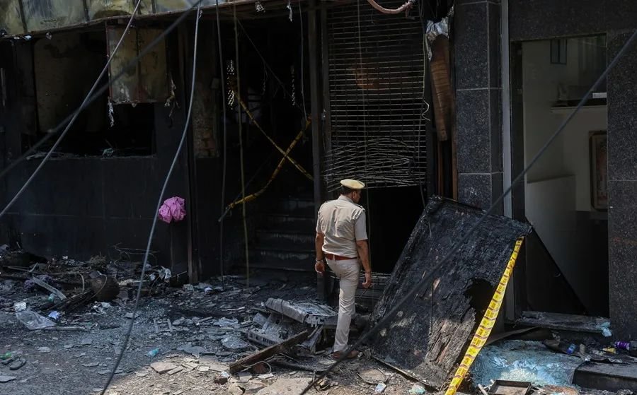 Incendio en un hotel de Nueva Delhi deja 21 muertos y 11 heridos tras una alerta tardía