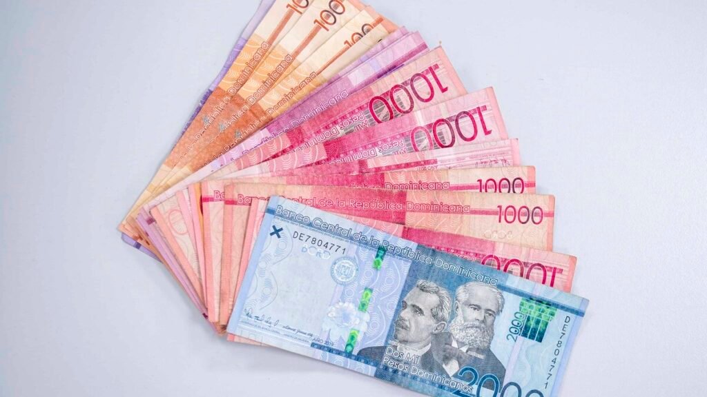 Sobreendeudamiento, poco ahorro y errores de crédito: la alerta de expertos sobre los hogares dominicanos