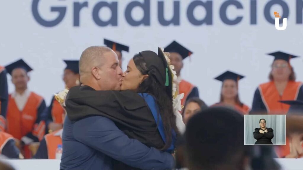 En una graduación de la UAPA en Nagua, una propuesta de matrimonio cerró la ceremonia