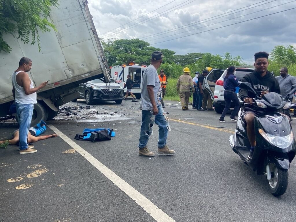 Choque entre un camión y una yipeta deja tres heridos en la carretera El Seibo-Hato Mayor