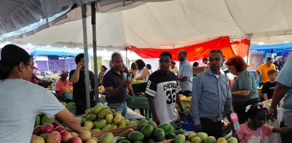 Ministro destaca el montaje de la Feria del Mango y el respaldo oficial al evento