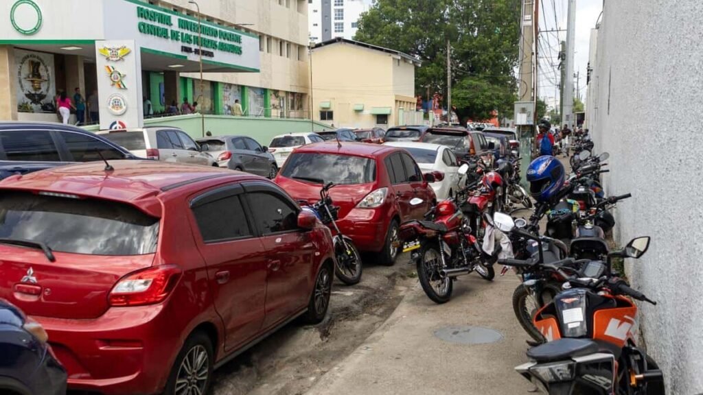 Acera ocupada en Naco frente al hospital pese a la prohibición