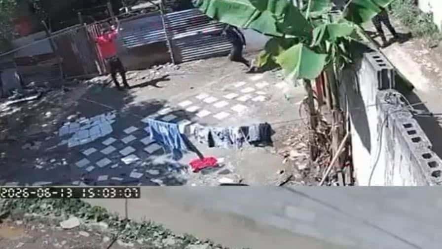 Video en La Vega muestra a un hombre con las manos arriba antes de ser abatido por la Policía