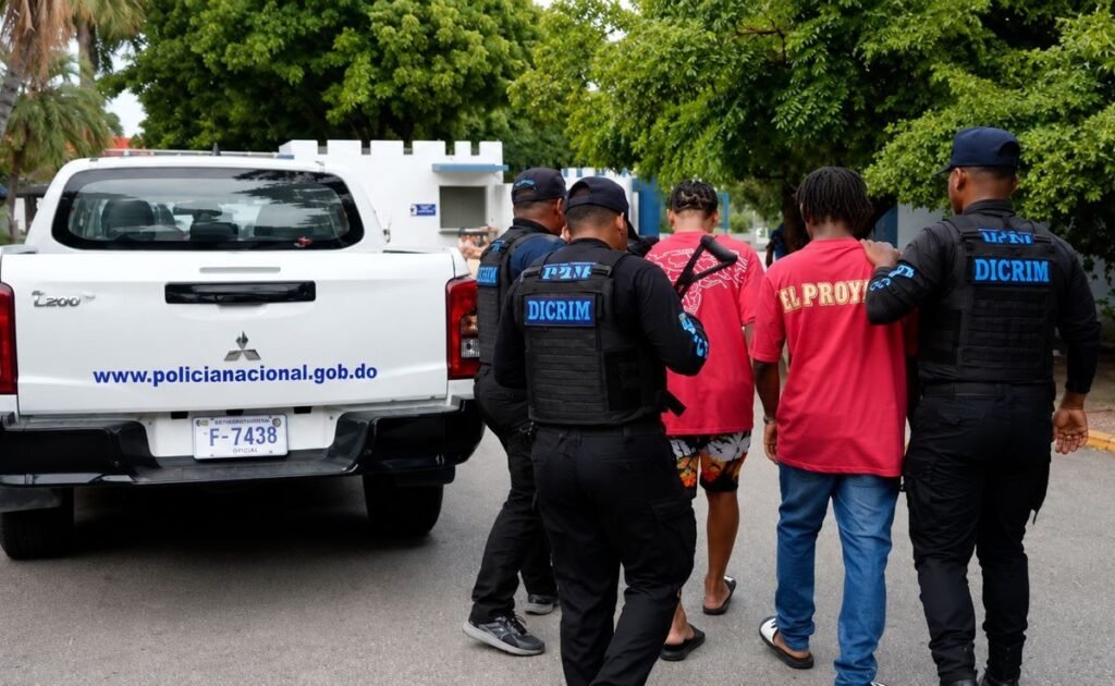 Autoridades reciben desde Haití a dos acusados por homicidio en Barahona y persisten dudas sobre su fuga