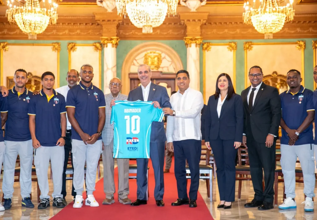 Abinader recibe al Salcedo FC en el Palacio y suma una promesa de estadio