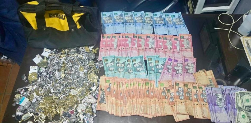 Cuatro arrestos tras el robo a una joyería en Santiago y hallazgo de dinero, joyas y un arma