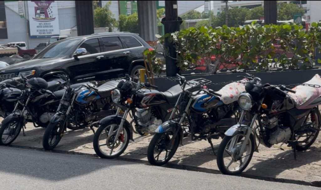 Motoristas circulan sin retrovisores pese a que la ley los exige y casi no hay sanciones