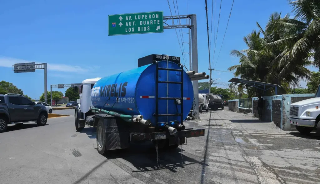 CAASD advierte bajas presiones y cortes temporales de agua en varios sectores del GSD