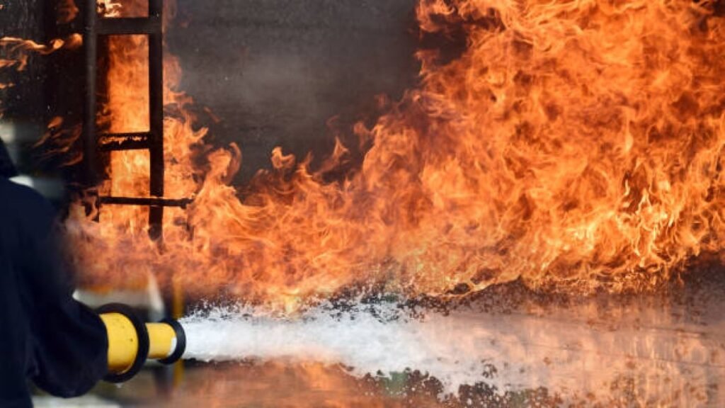 Fuego en una metalera de la Charles de Gaulle deja daños y alerta por seguridad en la zona