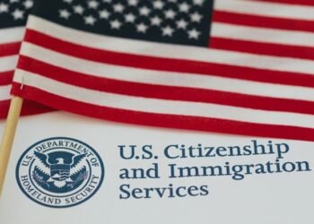 USCIS detiene a un dominicano y la omisión de una orden federal vuelve a encender alertas en el trámite de ciudadanía