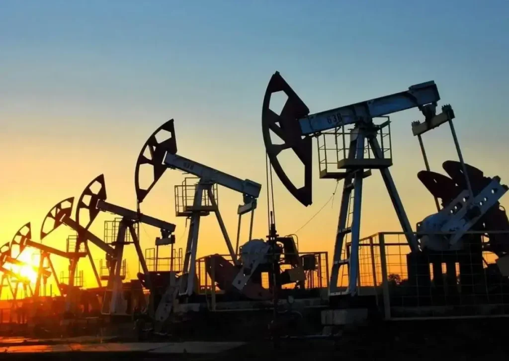 El brent salta 4,59 % por las tensiones entre EE.UU. e Irán y cierra la semana con un fuerte avance