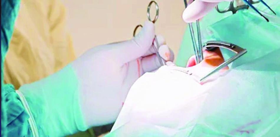 Una maestra queda fuera de las aulas y el caso de un procedimiento dental pone bajo escrutinio los controles sanitarios