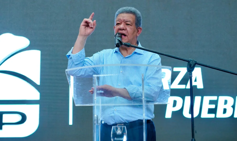 Leonel Fernández critica al Gobierno por las alzas eléctricas y los apagones