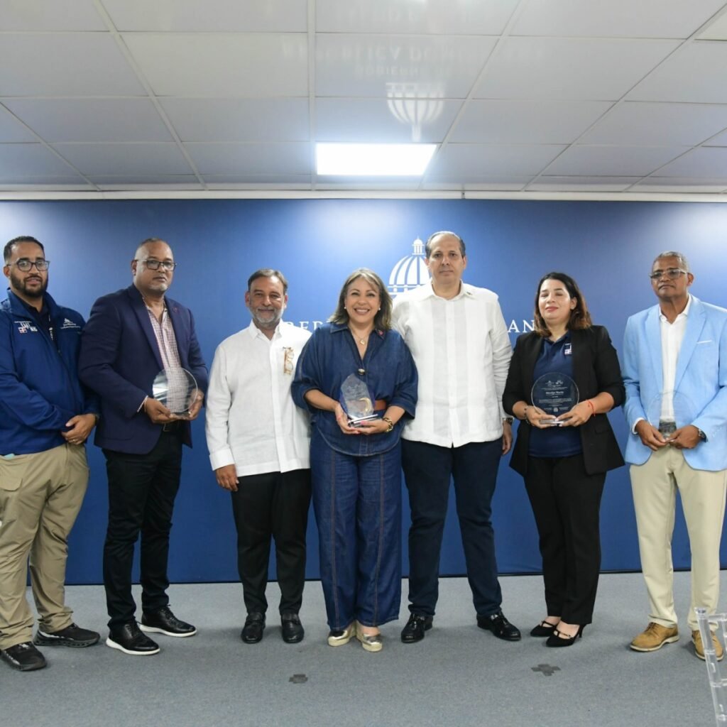 Salud Pública homenajea misión en Venezuela mientras queda bajo escrutinio la capacidad de respuesta oficial