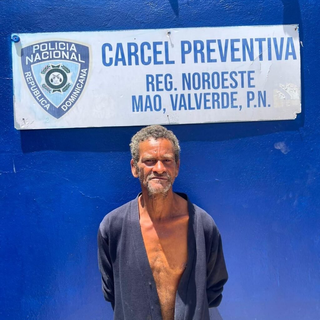 Videos virales precipitan arresto en Mao por ataques con piedras a vehículos