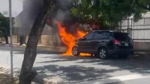 Vehículo arde en Gazcue y expone falta de información oficial a metros del Palacio Nacional
