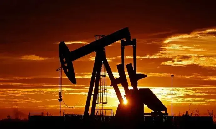 El petróleo vuelve a ceder y aumenta la presión sobre la gestión económica
