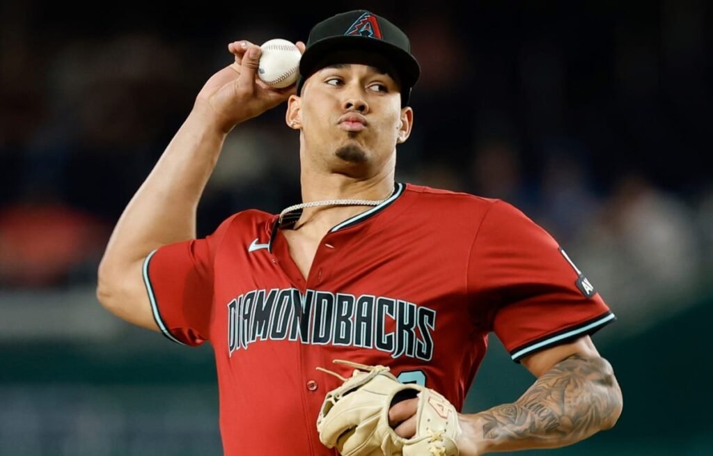 Martínez vuelve con rectas de 100 mph, pero el comando sigue en revisión para Arizona