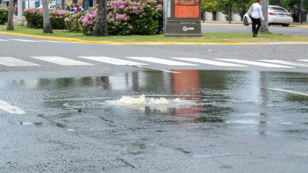 Otra vez el alcantarillado falla en Jiménez Moya y expone el desgaste de un problema sin resolver