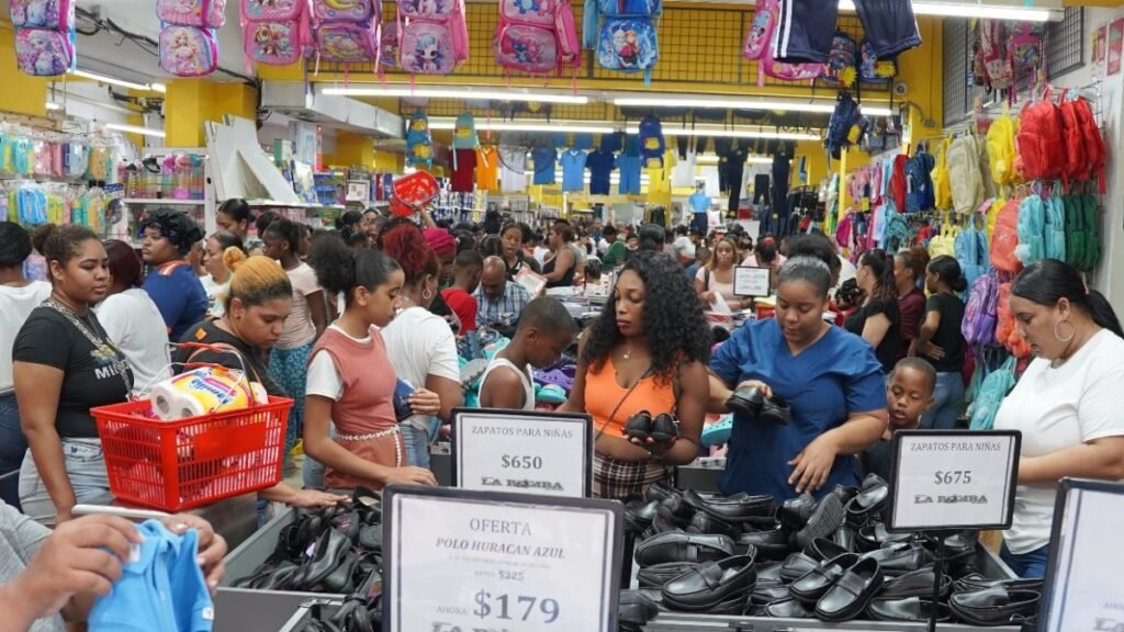 Compras de última hora para el regreso a clases exponen presión sobre los hogares en el Distrito Nacional