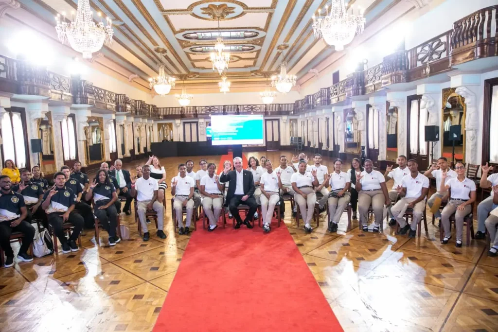Abinader recibe en el Palacio a 53 estudiantes sordos formados en IA y promete ampliar oportunidades