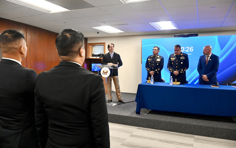 Arriola ratifica convenio con el FBI y persiste la discrepancia oficial sobre su firma