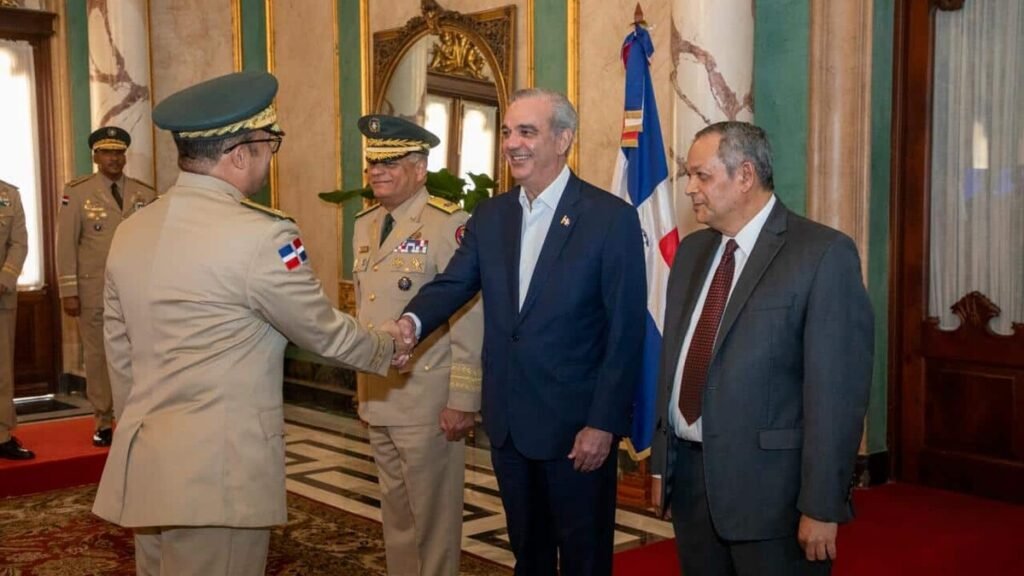 Abinader reorganiza la cúpula militar y policial con nuevos decretos en medio de relevo institucional