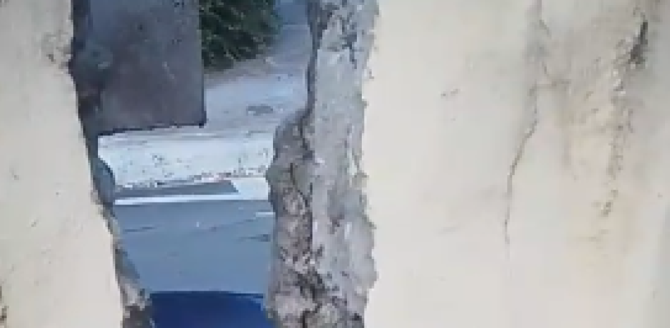 Fisuras y huecos en pared de la Luperón exponen una alerta sin respuesta oficial
