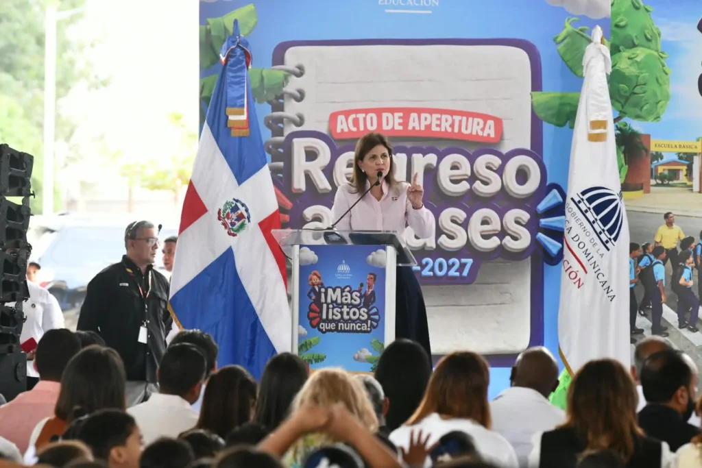 Peña inaugura el año escolar en Santiago en medio de quejas por planteles sin docencia