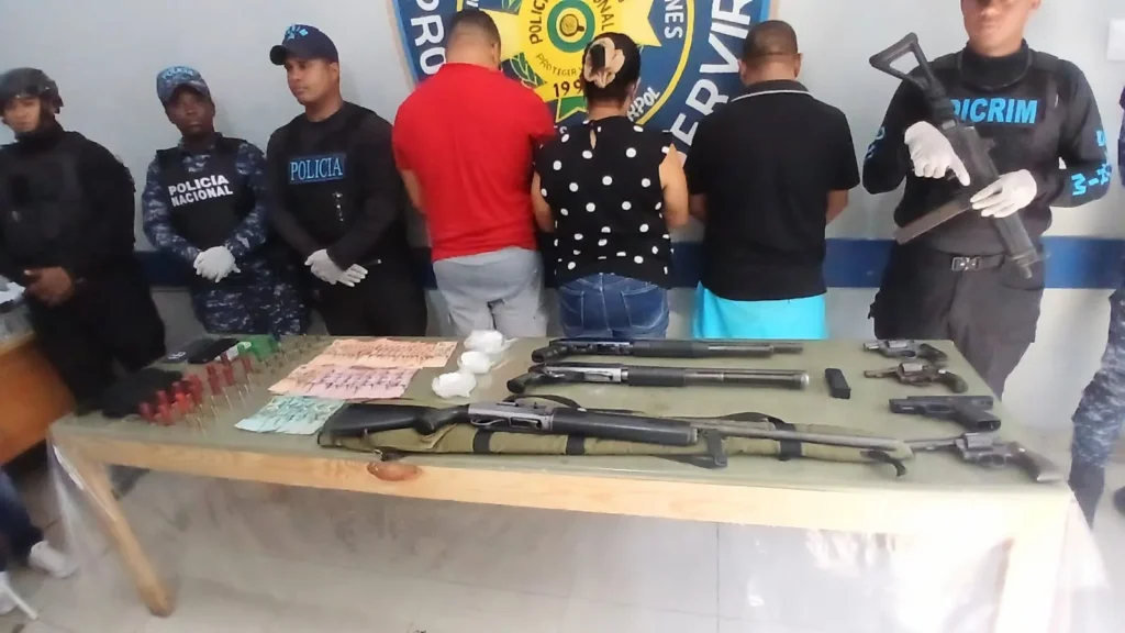 Operativo en Barahona deja siete armas, presunta cocaína y tres detenidos en Vicente Noble y Canoa