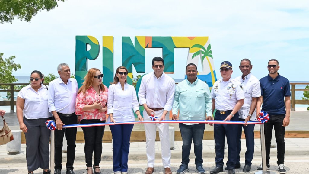 Collado abre parador fotográfico en Punta Rucia y suma otra obra de imagen en Puerto Plata