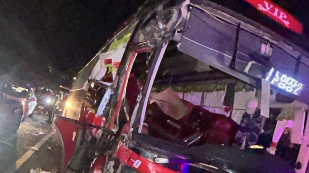 Choque entre camión de basura y autobús en Verón deja un muerto y dos heridos