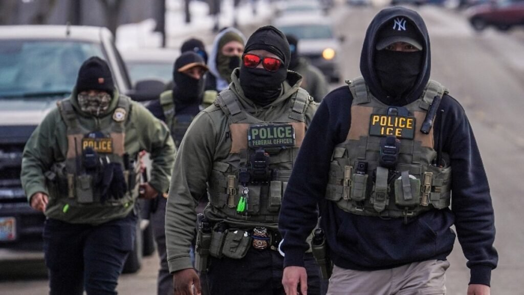 ICE prepara la compra de guantes con descarga y arrecian las dudas sobre su uso de fuerza