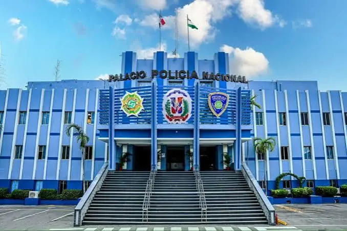 Policía desmantela en Barahona una fábrica clandestina de clerén y destruye el líquido ocupado