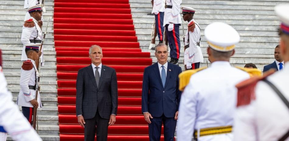 Honduras busca en República Dominicana aviones y blindados, y Abinader capitaliza la vitrina militar