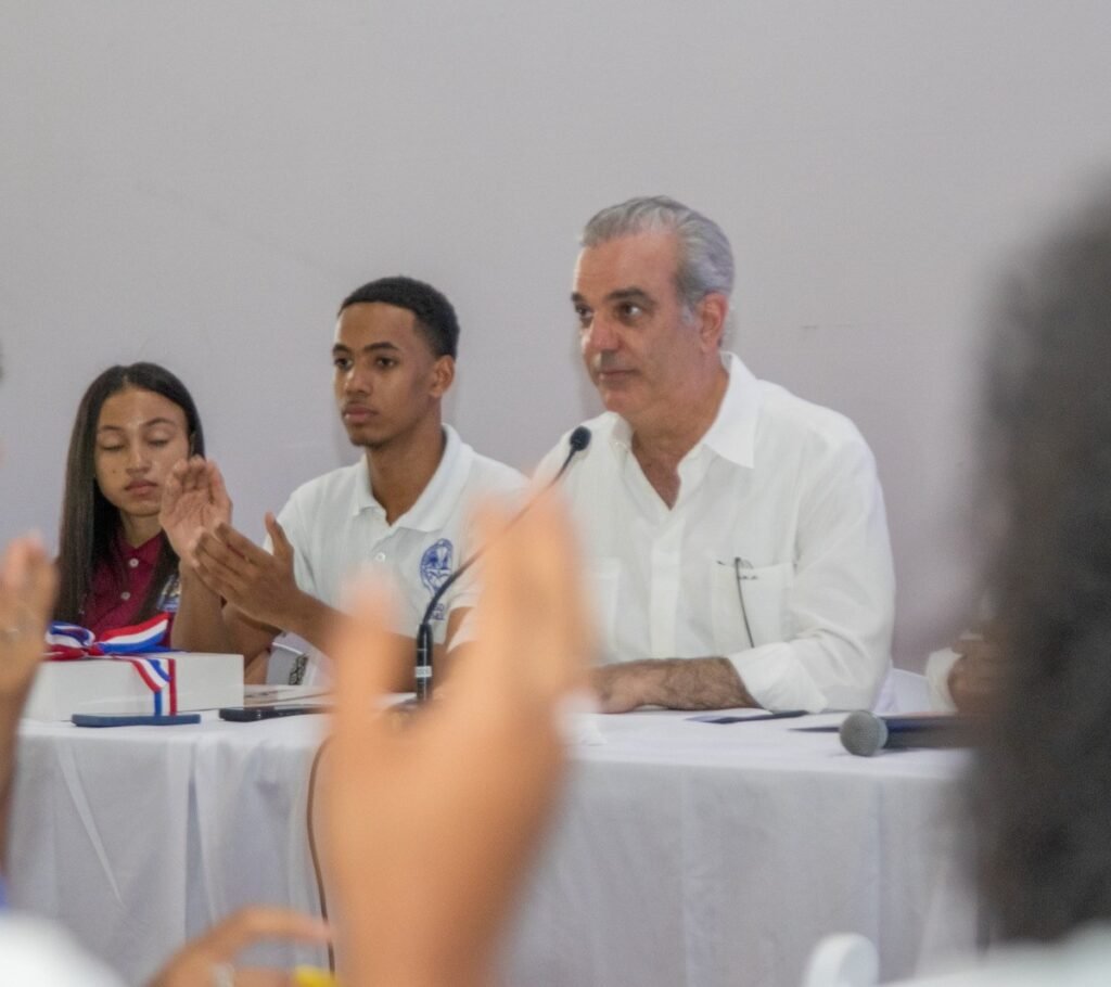 Abinader entrega 436 becas del ITLA en Pedro Brand y reabre el debate sobre resultados concretos para la juventud