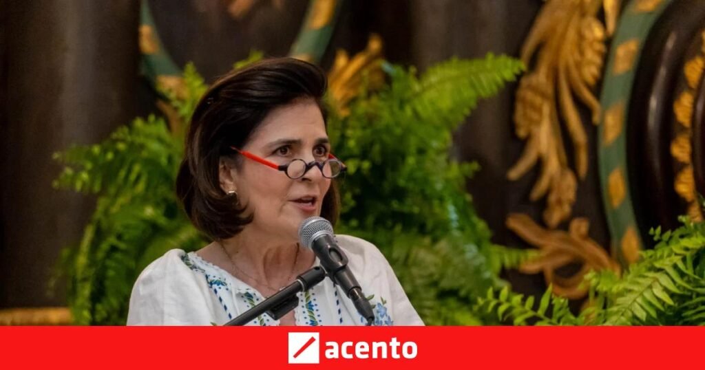 María Amalia León recibe un homenaje que vuelve a medir la distancia entre reconocimiento y gestión
