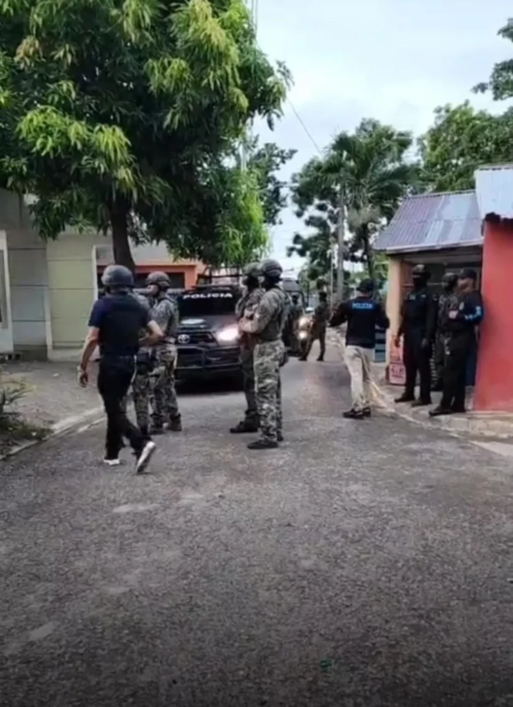Detenciones tras allanamientos en Villa Bisonó agudizan la tensión por protestas y reclamos sociales