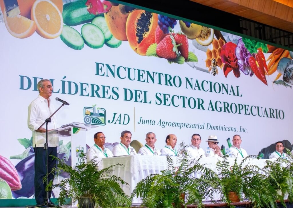 Abinader destaca mecanización y formación para impulsar el agro, con el arroz en la mesa de negociación