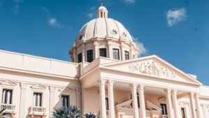 Decreto de Abinader concentra compras sociales en suplidores acreditados y abre un nuevo frente de control sobre el gasto público