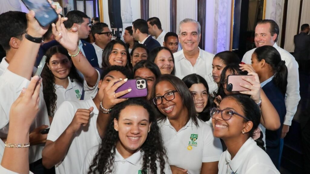 Abinader pone en marcha un plan para llevar la IA a un millón de dominicanos y refuerza la presión por resultados