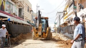 Aguas residuales y calles rotas exponen el deterioro persistente en el Mercado Modelo