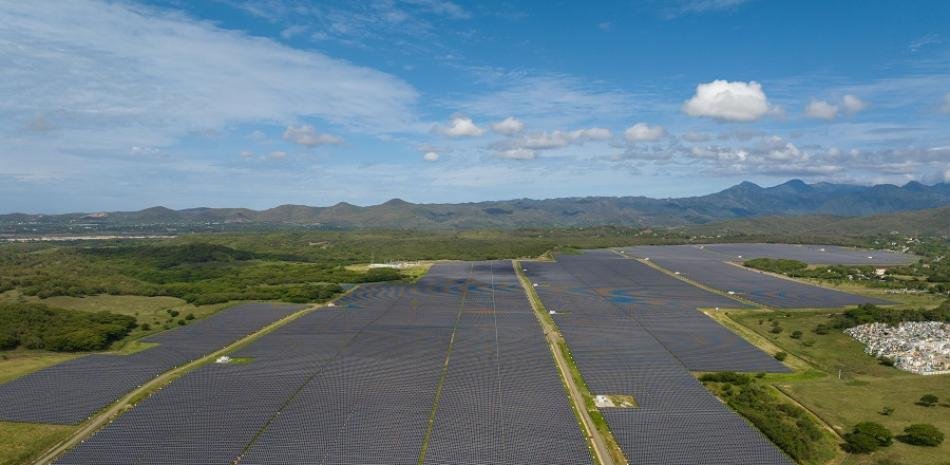 Senado aprueba ley para llevar energía renovable a obras públicas y edificios estatales