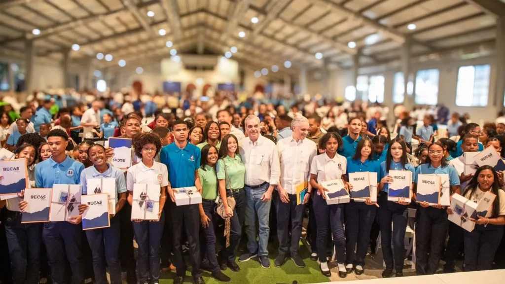Abinader lleva promesas de hospital y títulos a conversatorio con 450 estudiantes en San Cristóbal