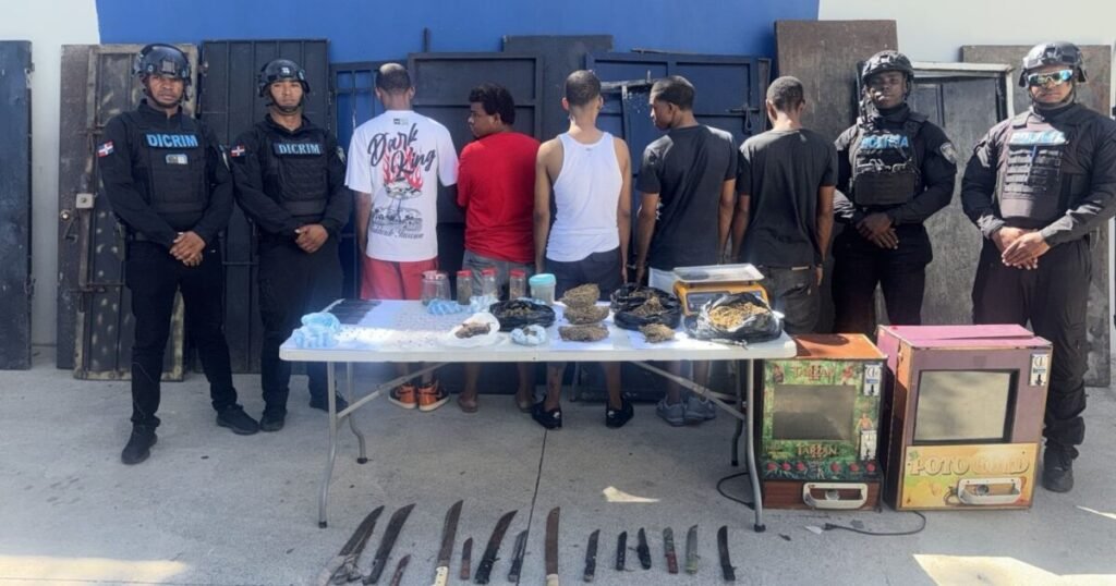 Operativo en Capotillo deja cinco detenidos y expone la persistencia de 15 puntos de microtráfico en La 42