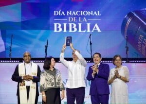 Abinader recibe reconocimiento por el Día de la Biblia y crece el escrutinio sobre los gestos religiosos del Palacio Nacional