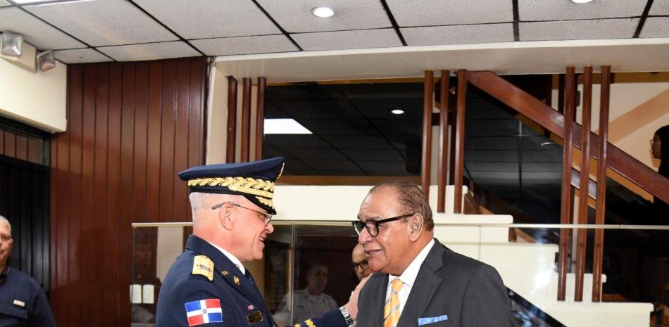 Nuevo jefe policial llega a Listín entre promesas de reforma y quejas por operativos en los barrios