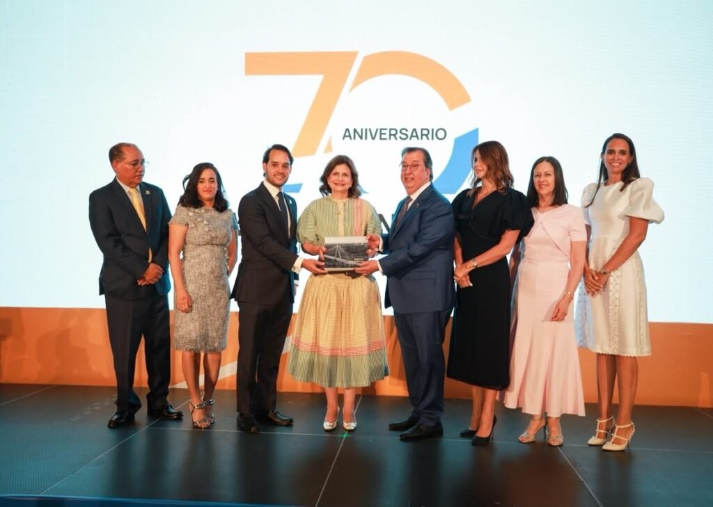 Peña destaca el empuje de la construcción y el aporte de Mera Fondeur en Santiago