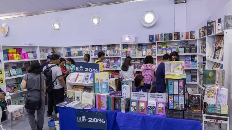 La Feria del Libro exhibe el interés juvenil por leer y reabre el debate sobre las prioridades culturales