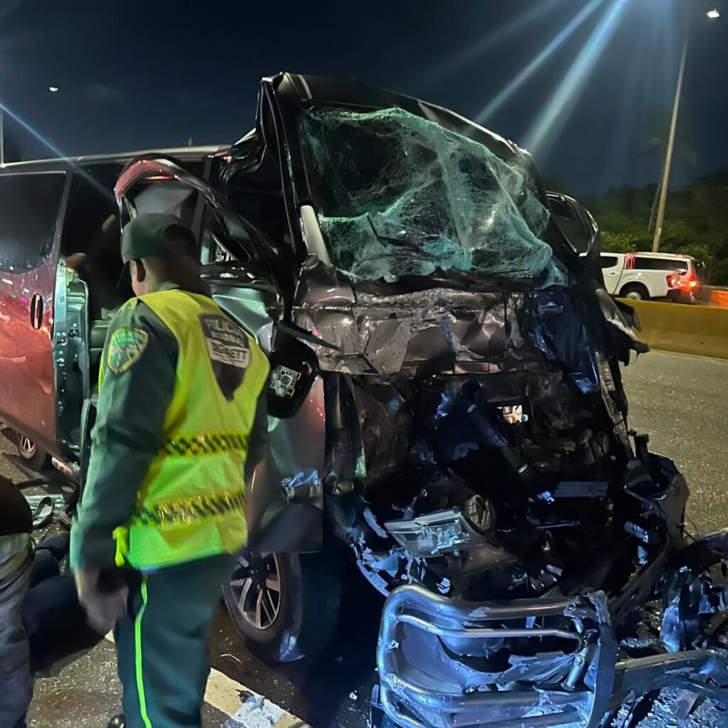 Cuatro heridos tras choque entre un minibús y una patana en la Autopista Las Américas